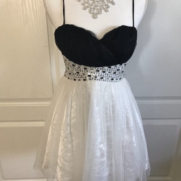 White and Black Formal Dress Juniors Size 9 - Picture 2 of 7